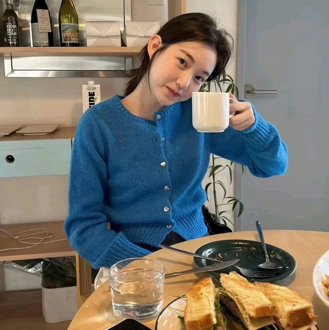 咖啡馆里的女孩